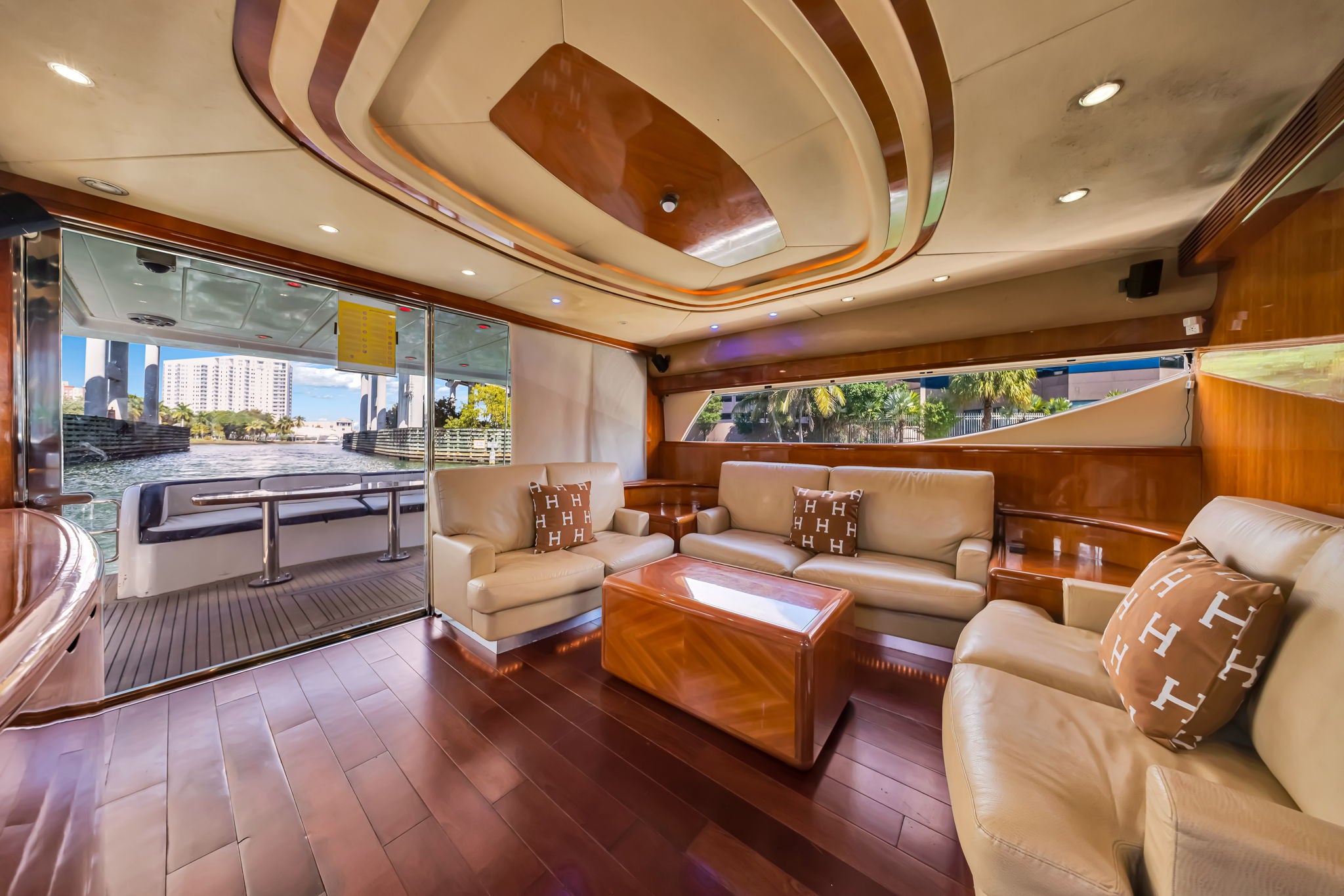 80FT Uniesse