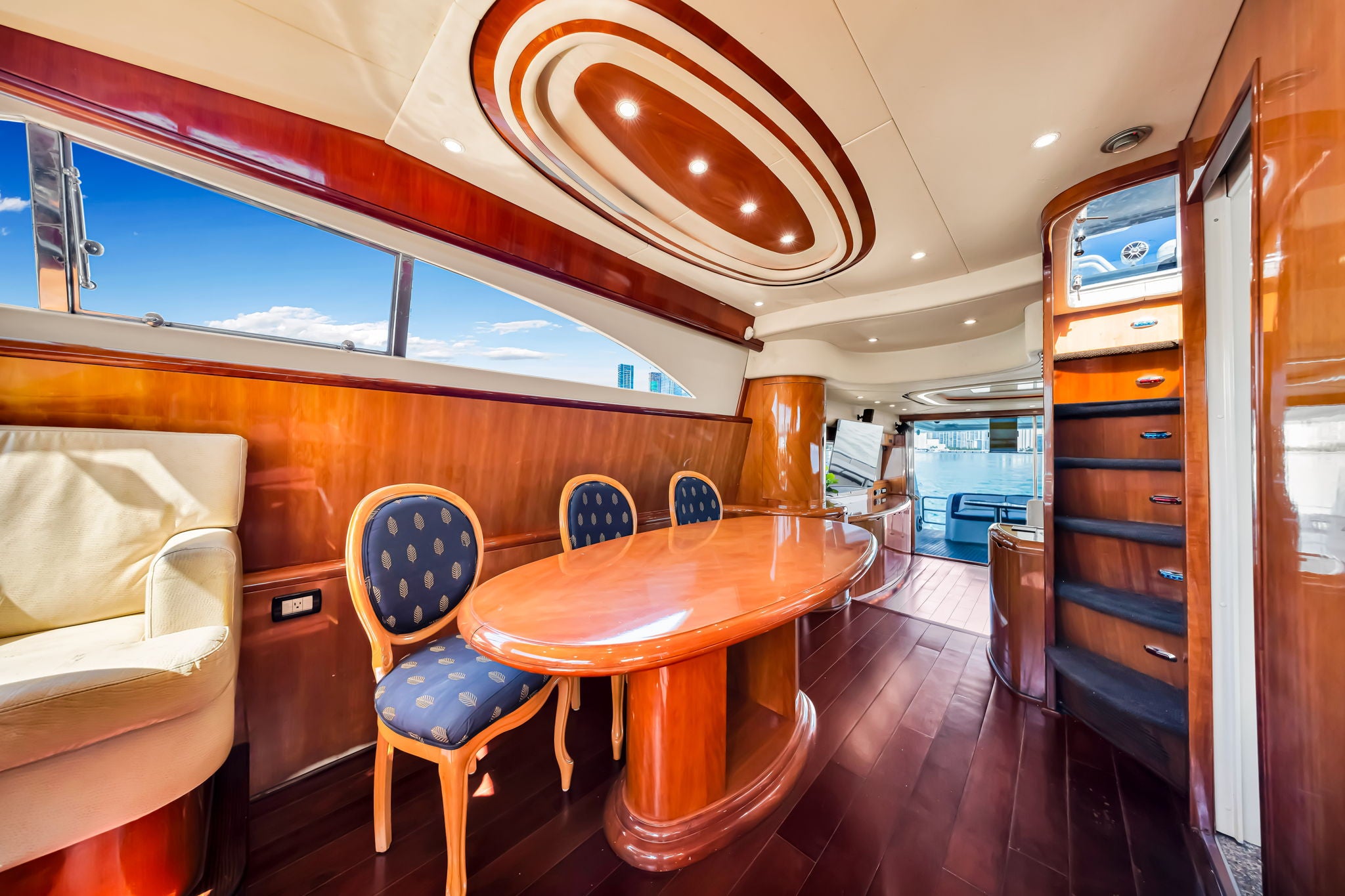 80FT Uniesse