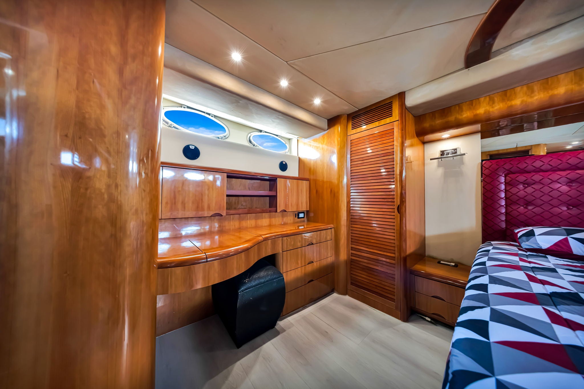 80FT Uniesse