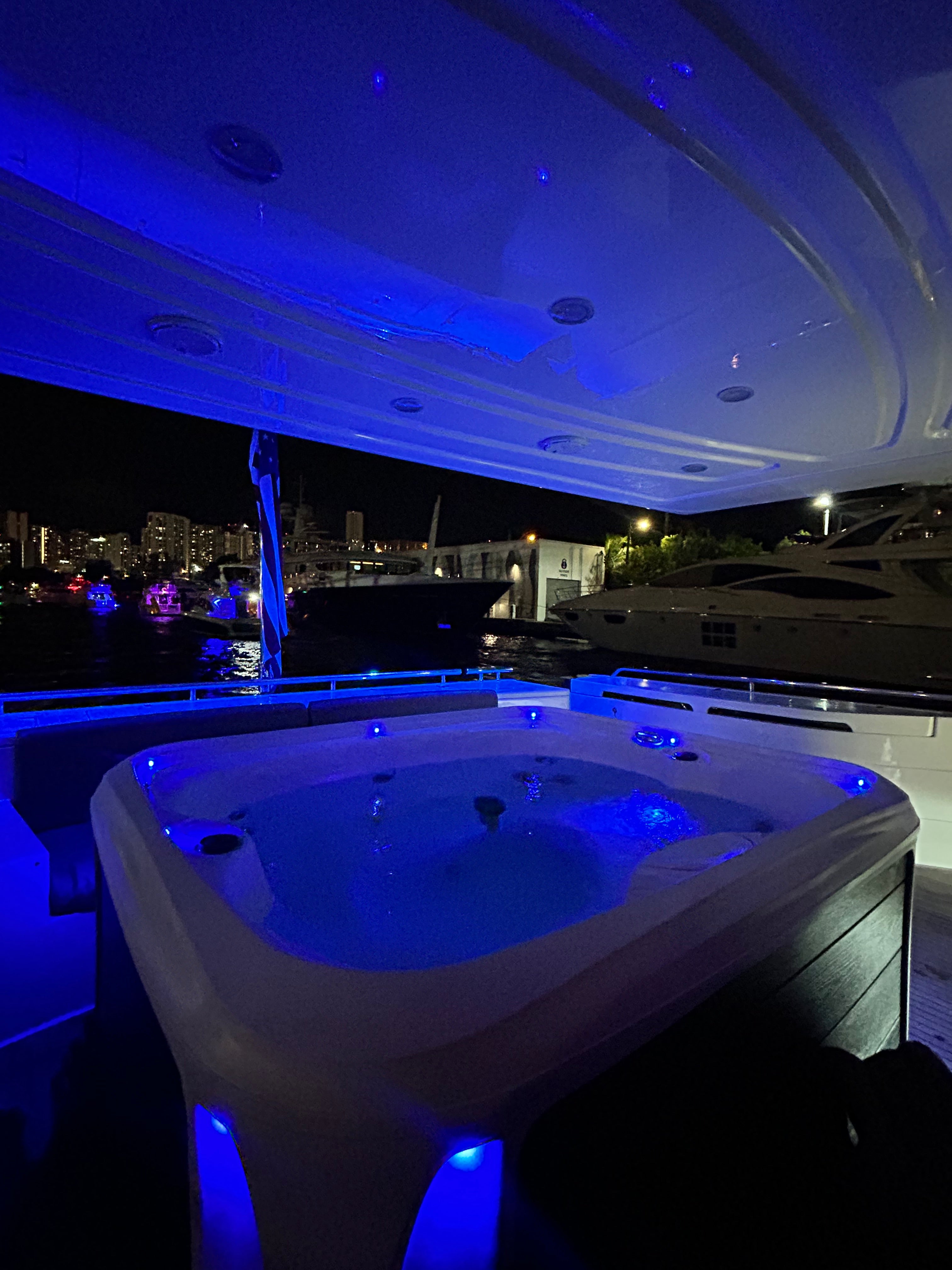 85FT Ferretti "Destiny"