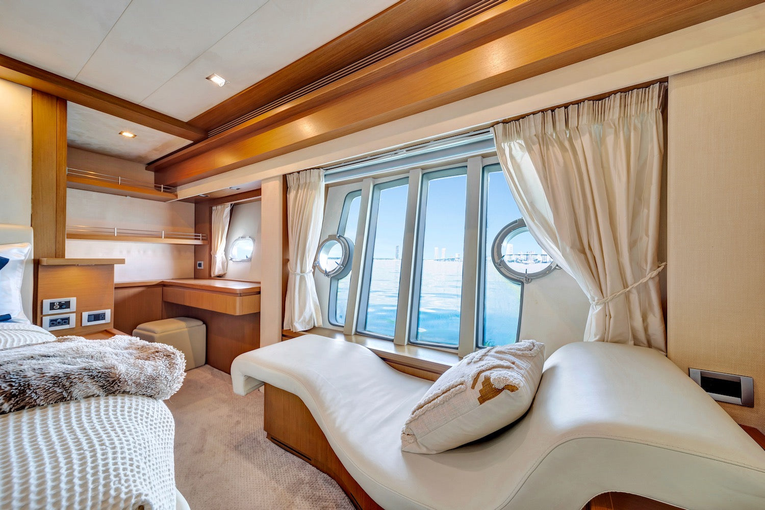 85FT Ferretti "Destiny"