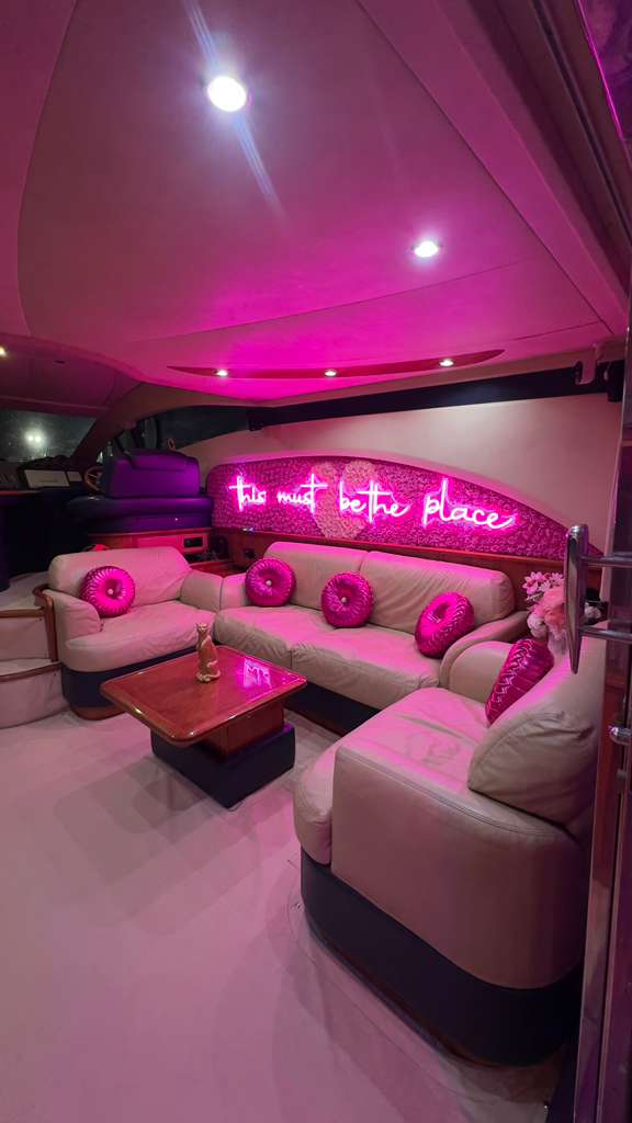 60 FT Azimut Pink