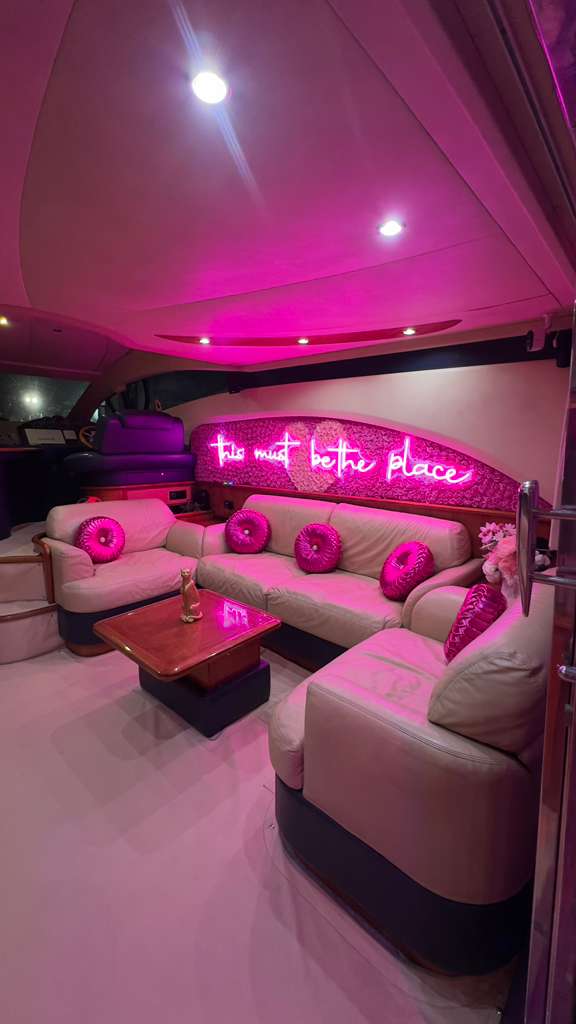 60 FT Azimut Pink